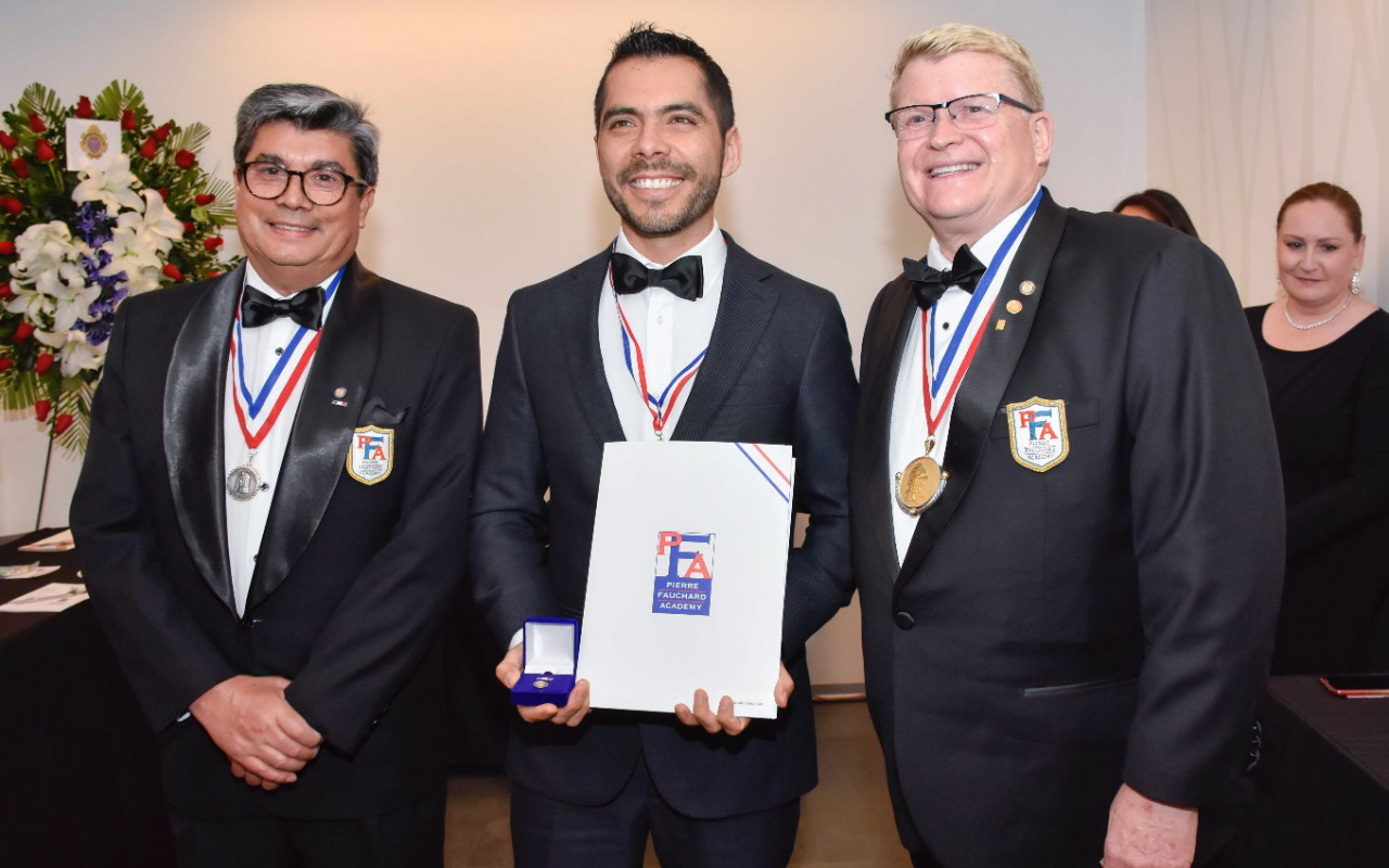 Docentes de la carrera de Estomatología, miembros de La Pierre Fauchard Academy