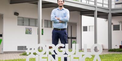 Estudiantes practicando en empresas Top: Rodrigo Hawkins, en YOFC SAC Perú 
